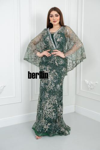 فستان سهرة ملكي مزين بتطريز فاخر وأكمام شفافة واسع...