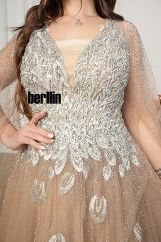 فستان سهرة مطرز من خامة التل الامع بأكمام كيب لون...