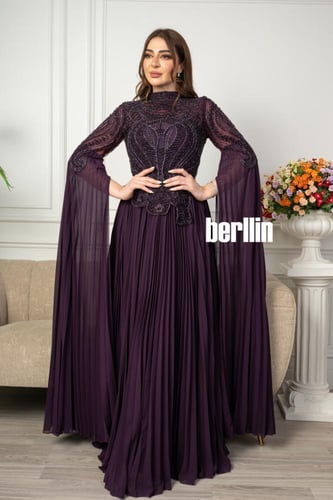 فستان سهرة خناقي مميز بالتطريز بأكمام كيب مزينه لو...