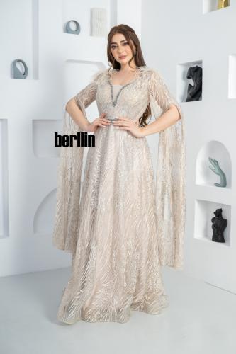 فستان سهرة طويل مطرز بتصميم كيب ريش فخم