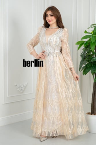 فستان سهره شامبانيا مطرز بنقوش براقة وتول مفتوحة