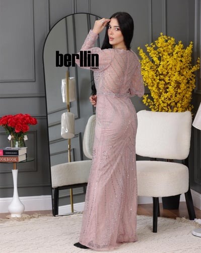 فستان سهره طويل مزين بفصوص لون وردي
