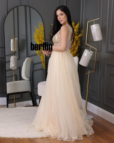 فستان سهرة انيق بفصوص على الصدر مذهبة لون بيج