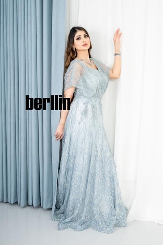 فستان سهرة درابية مزين بالفصوص والخرز لون سماوي