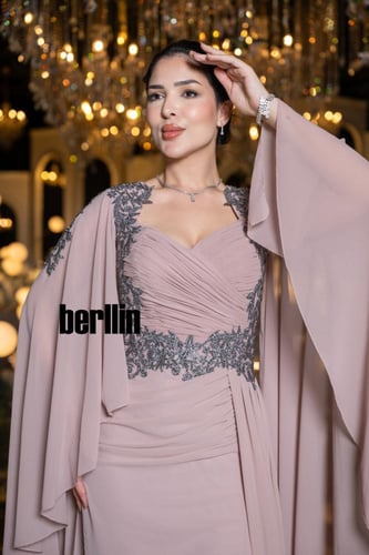 فستان سهرة طويل روز بودر مطرز بالفضي مع أكمام كاب...