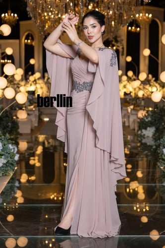 فستان سهرة طويل روز بودر مطرز بالفضي مع أكمام كاب...