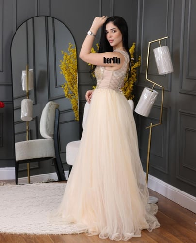 فستان سهرة انيق بفصوص على الصدر مذهبة لون بيج