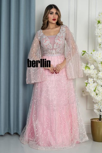 فستان سهرة وردي مطرز بالكامل باكمام شفافة طويلة وت...