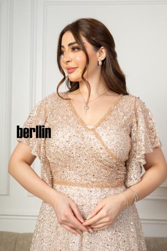 فستان سهرة طويل مطرز مزين بالفصوص لون ذهبي