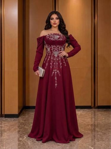 فستان سهرة عنابي راقٍ بأكتاف مكشوفة وتطريز كريستال...