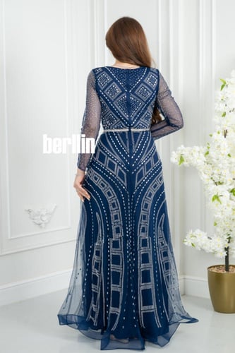 فستان سهره كحلي مطرز بنمط هندسي وأكمام شفافة