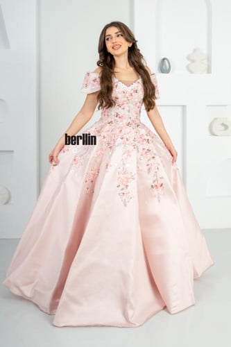 فستان سهرة وردي بأكتاف مكشوفة مزينة بورود