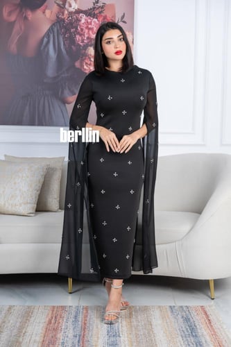 فستان أسود ماسك أنيق بتطريزات فاخرة وأكمام كاب شفا...