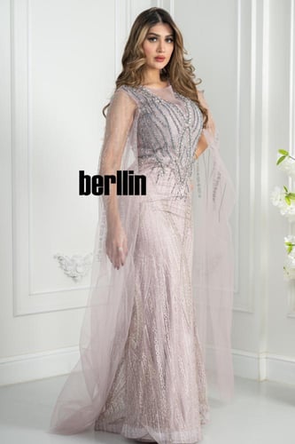 فستان سهرة وردي فخم مطرز بالكامل مع كاب تول شفاف ب...