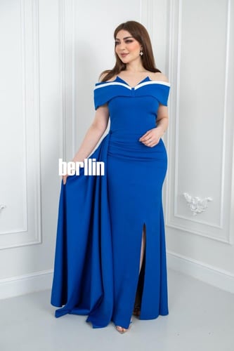 فستان أزرق بأكتاف مكشوفة ولمسة بيضاء بتصميم شق أما...