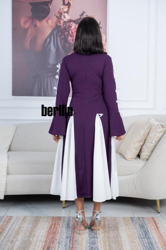 فستان أنيق بلون بنفسجي ملكي مع لمسات ربطات بيضاء