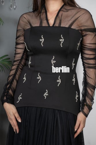 فستان اسود طويل أنيق بتصميم فاخر وتطريزات كرستالية...