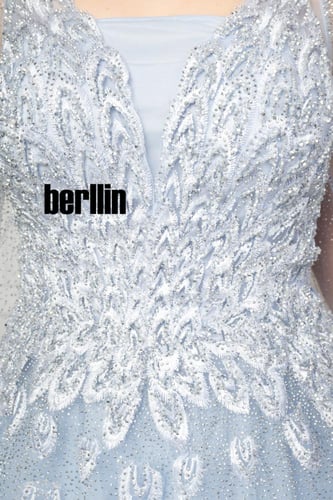 فستان سهرة مطرز من خامة التل الامع بأكمام كيب لون...