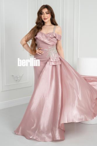 فستان سهره الوردي الهادئ بتطريز كريستالي وذيل ساتا...