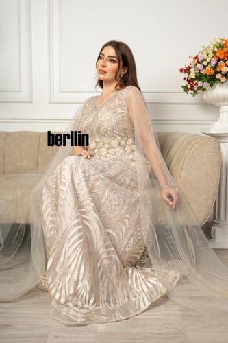 فستان سهرة طويل مطرز بفلاور ومميز بكم كيب على الكت...