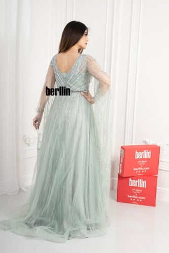 فستان سهره مزين بالريش والفصوص بأكمام كيب لون تيفا...