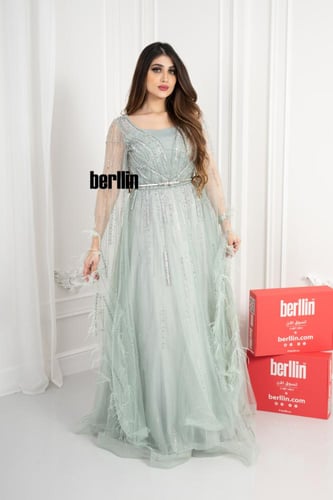 فستان سهره مزين بالريش والفصوص بأكمام كيب لون تيفا...