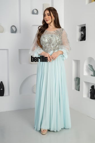 فستان سهرة شيفون مكسر مزين بالتطريز وقصة الكم لون...