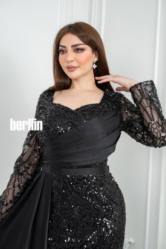 فستان سهرة أسود بتطريز ترتر مع تصميم أنيق وأكمام ش...