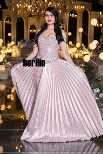 فستان سهرة وردي فاتح بتصميم أنيق مطرّز بالكريستال...