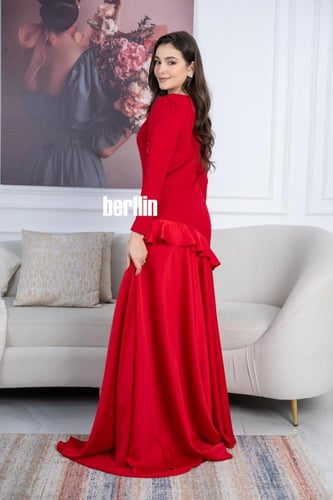 فستان أحمر طويل بتصميم أنيق مع تطريزات كرستال فاخر...