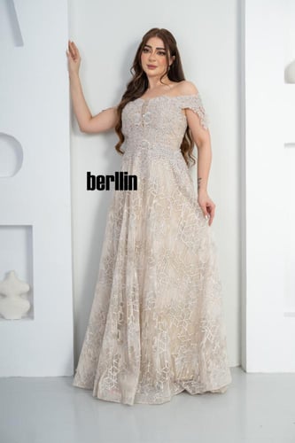 فستان سهرة درابية مزين بتشجيره وبالفصوص لون بيج