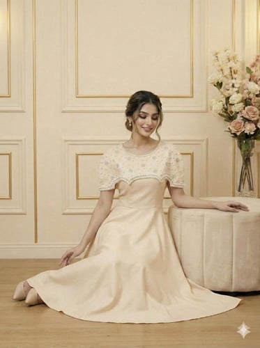 فستان العاجي المزين باللؤلؤ الملكي