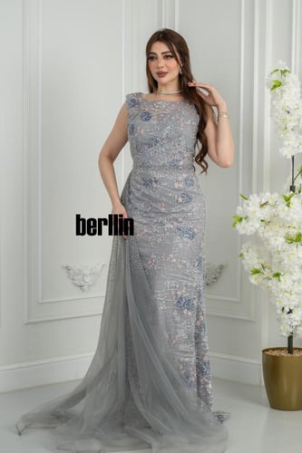 فستان سهرة طويل فضي مرميد مطرز بورود ملونة مع ذيل...