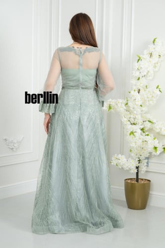 فستان سهرة أخضر ضبابي مطرز بخطوط لامعة وأكمام شفاف...