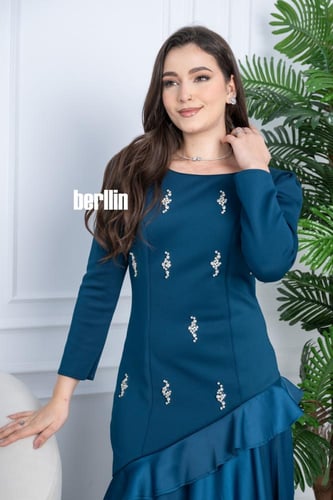 فستان بترولي طويل بتصميم أنيق مع تطريزات كرستال فا...