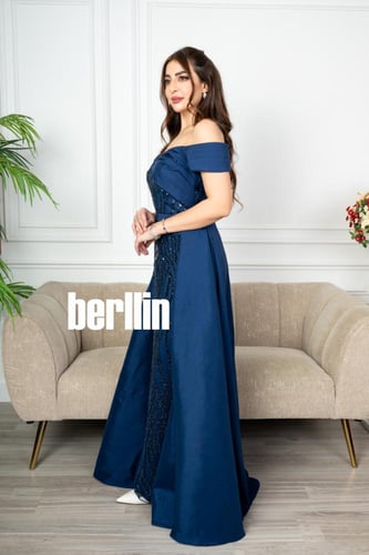 فستان سهره مطرز بتصميم ذيل لون كحلي