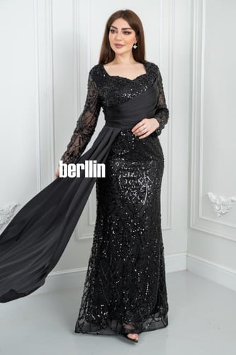 فستان سهرة أسود بتطريز ترتر مع تصميم أنيق وأكمام ش...