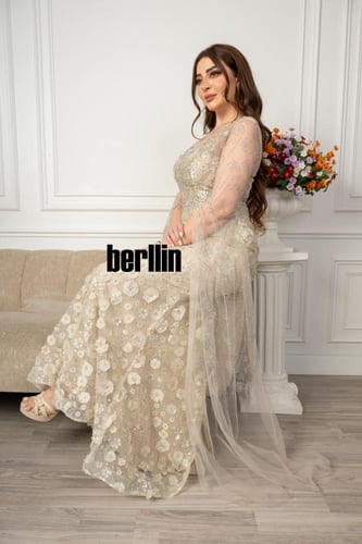 فستان سهرة ماكسي ضيق مطرز بأكمام كيب بيج