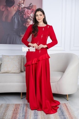 فستان أحمر طويل بتصميم أنيق مع تطريزات كرستال فاخر...