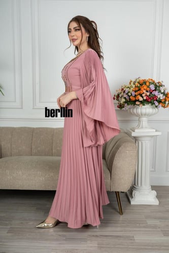 فستان ناعم اوف شولدر بليسية مميز بالخرز الذهبية لو...