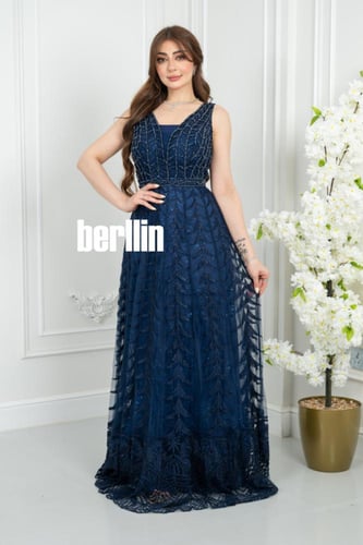 فستان سهرة كحلي مطرز بنقوش أوراق لامعة بدون أكمام