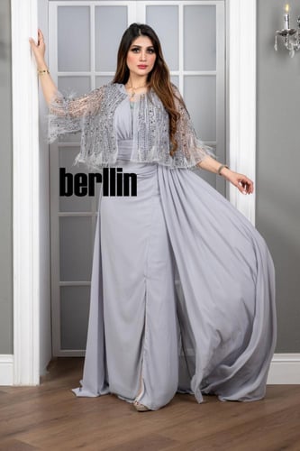 فستان طويل سهرة مزين بالريش والفصوص لون رصاصي