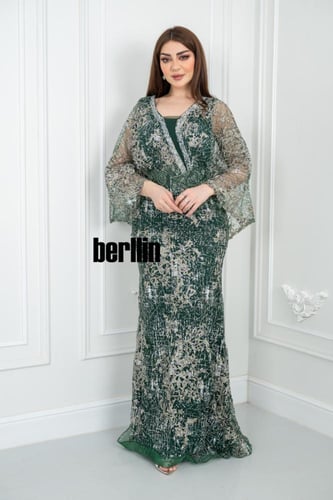 فستان سهرة ملكي مزين بتطريز فاخر وأكمام شفافة واسع...