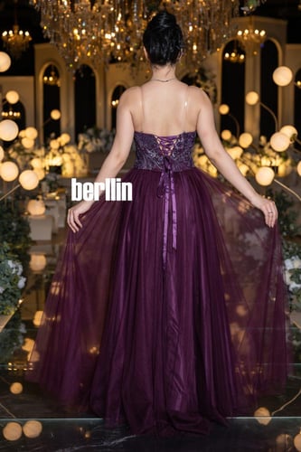 فستان سهرة طويل عنابي مطرز بالكريستال مع كورسيه أن...