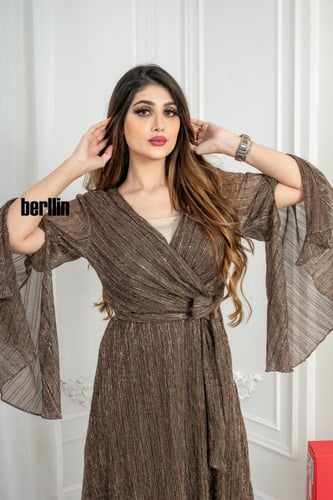 فستان طويل بلمعة برباط عالخصر بأكمام كيب لون بني