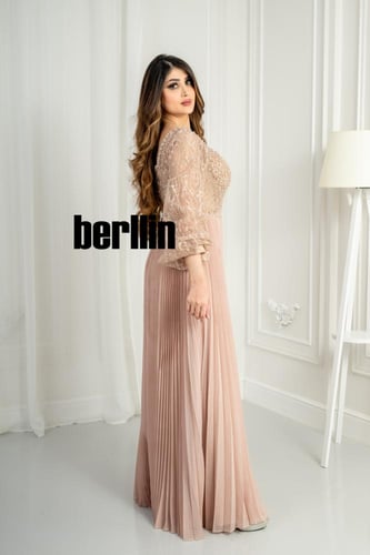 فستان سهرة طويل بليسية مزين بالؤلؤ لون بيج