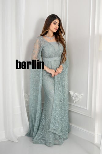 فستان سهرة مزين بالفصوص بأكمام كيب لون تيفاني فاتح