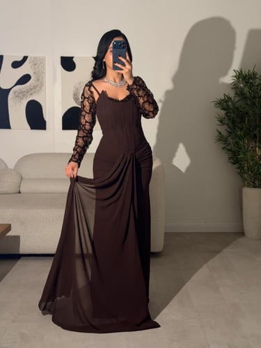 فستان "أوبرين" البني بتصميم المشد الملكي وأكمام ال...