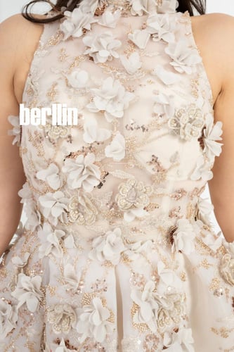 فستان سهرة فخم بتطريزات بارزة وياقة عالية لون بيج