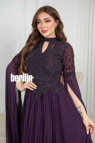 فستان سهرة خناقي مميز بالتطريز بأكمام كيب مزينه لو...